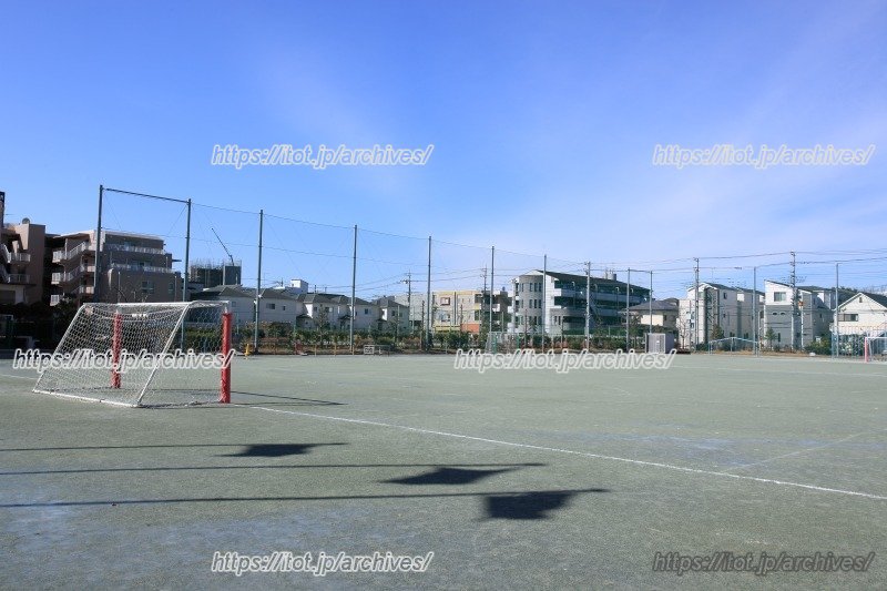 子どもたちののびのびとした活動の場となる校庭