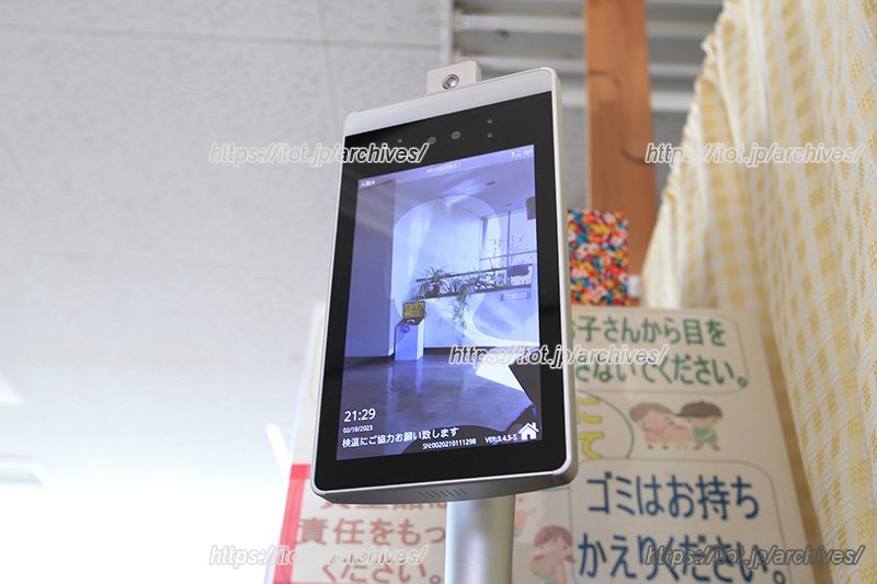 入口で検温や手指消毒を行う