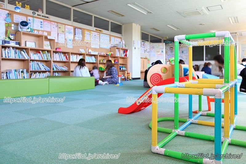 絵本や遊具がある遊び場