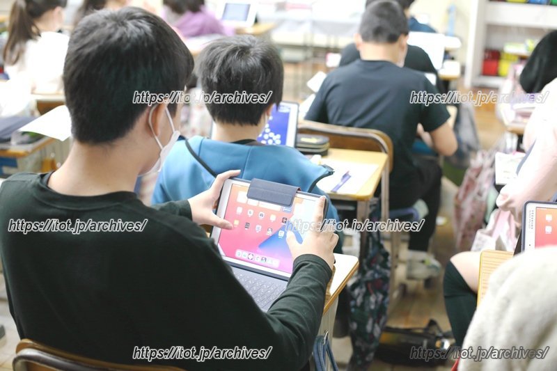 タブレットを使って授業を受ける様子