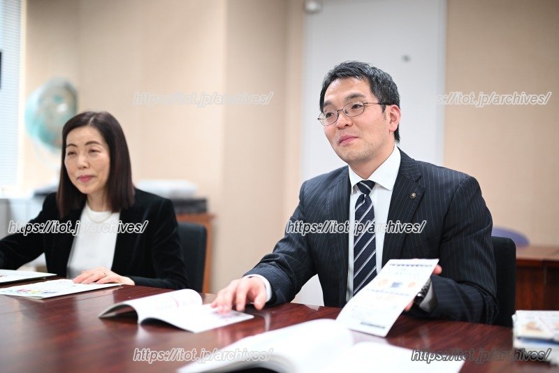 「子育てスタート応援券」を紹介する佐藤さん