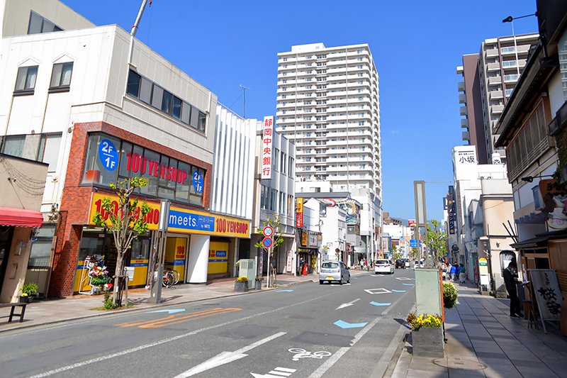 にぎわいを見せる「三島大通り商店街」