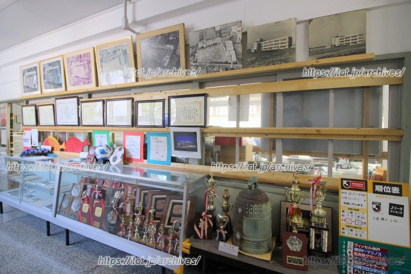 合唱コンクールなど、さまざまなトロフィーが飾られている