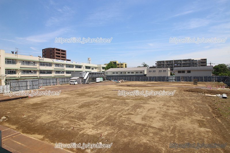 増築工事中の校庭