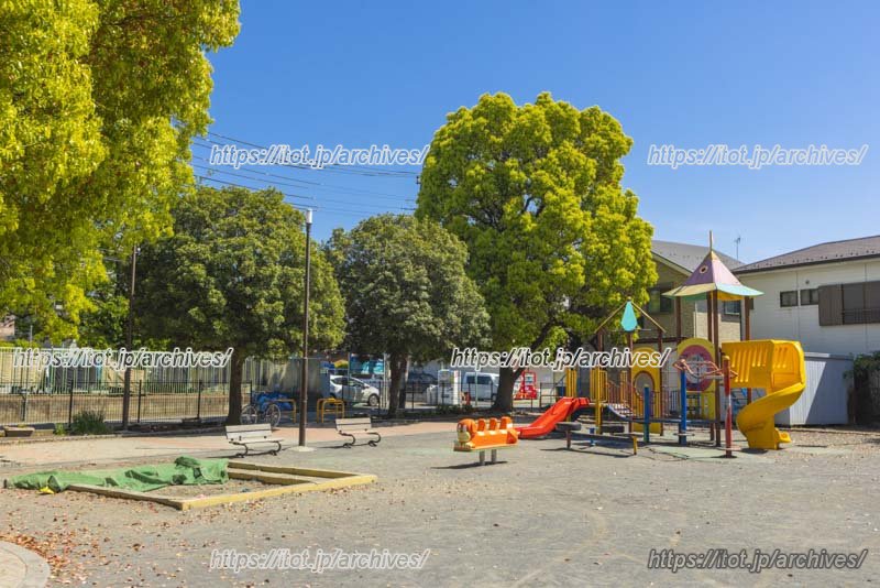 広々として遊具も整う「坂戸公園」