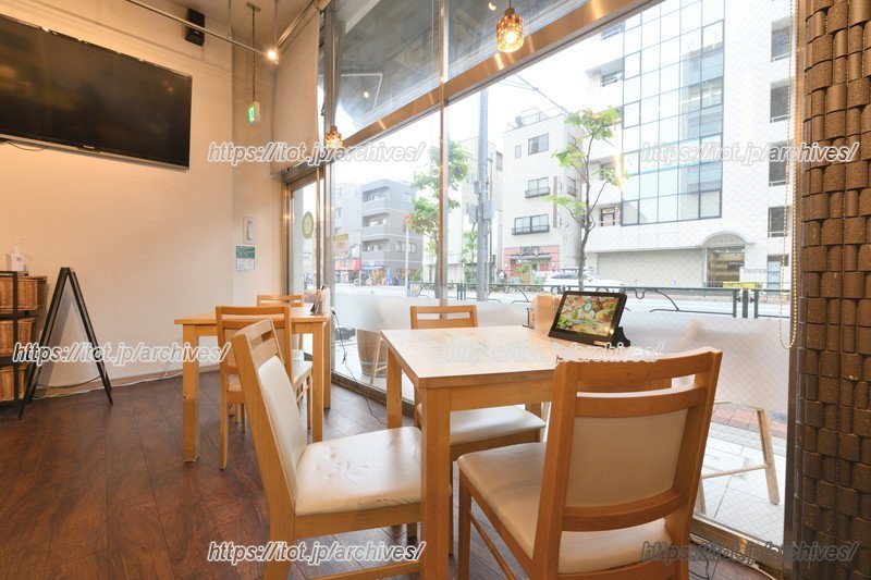 街と一体化するような店内からの風景