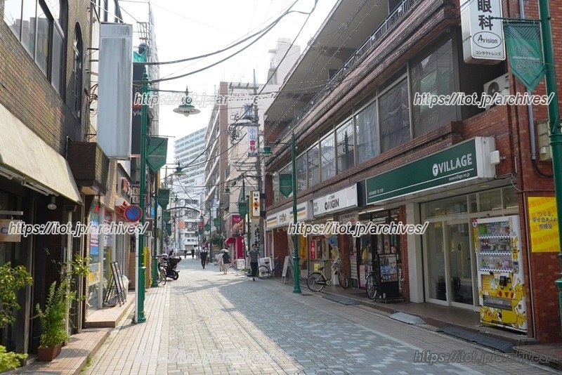 個性的なお店が連なる駅前の様子