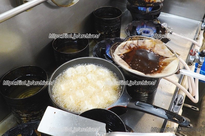 特徴的な食感を生み出す揚げの行程