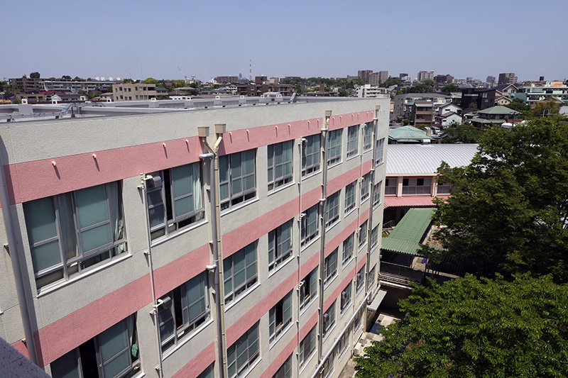 瑞穂区の丘陵地上に立つ「名古屋市立陽明小学校」