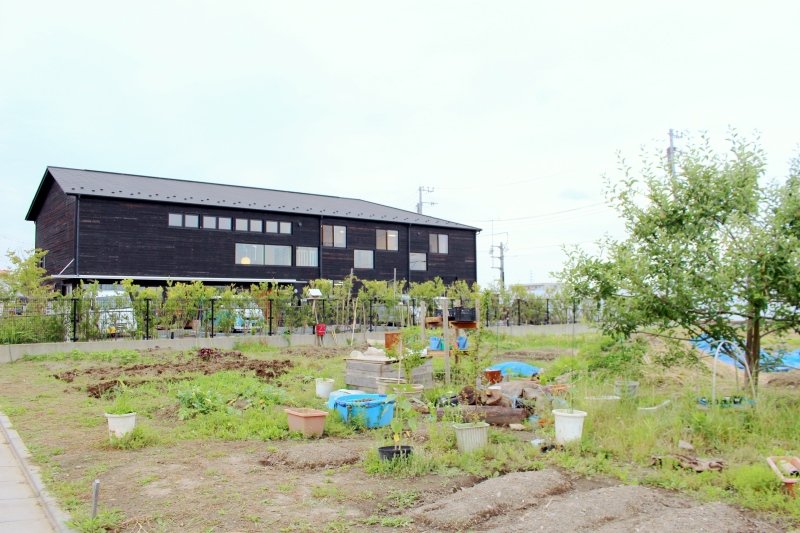 「子ども発達支援センターつむぎ 浦和美園」建物と畑