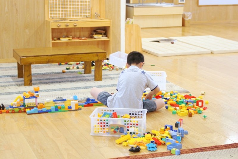 遊びに熱中しているお子様