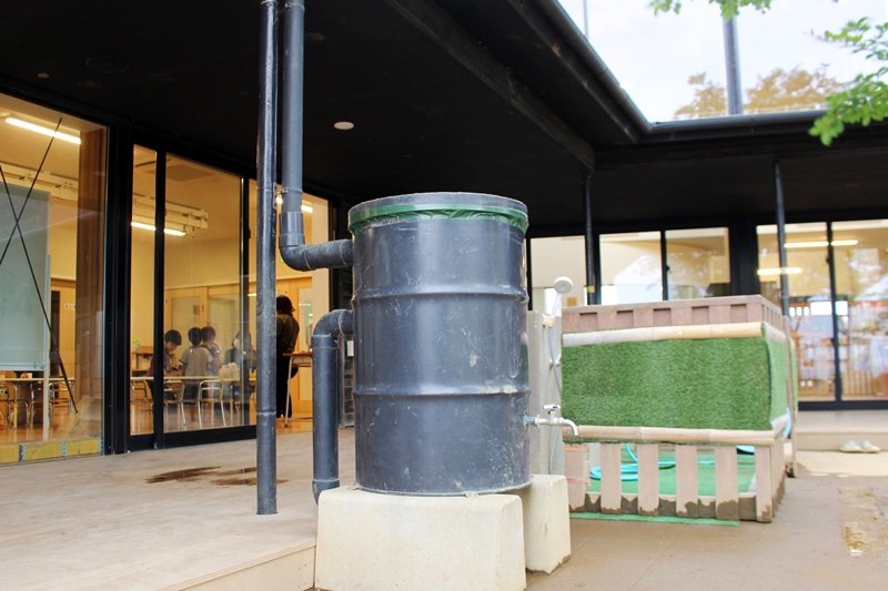 ドラム缶にためた雨水を使う水道