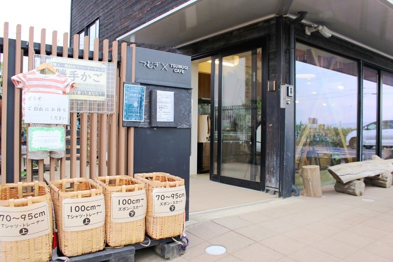 子どもの衣類を勝手に入れ、勝手に持って行ける「勝手かご」が置かれた、カフェ側の出入口