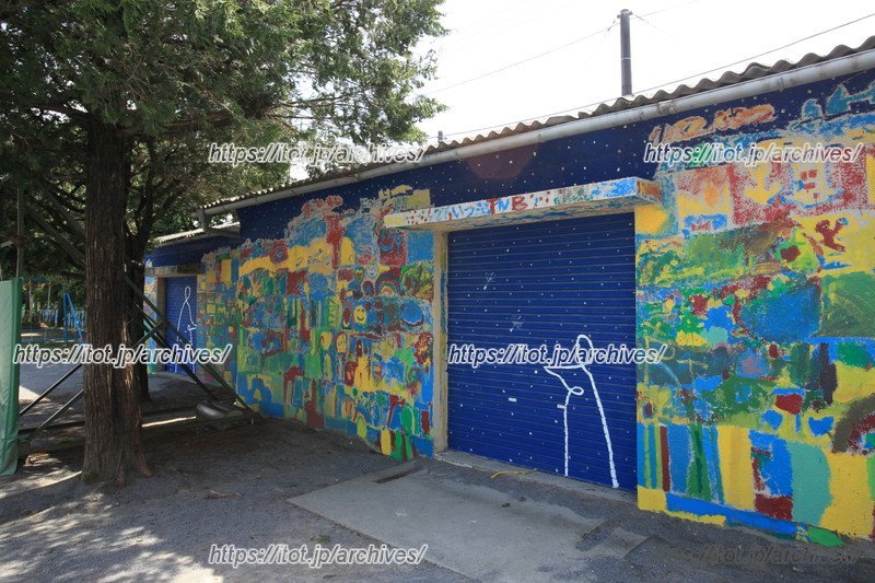 保護者のアーティストと共に、子どもたちが描いた絵で華やぐ体育倉庫