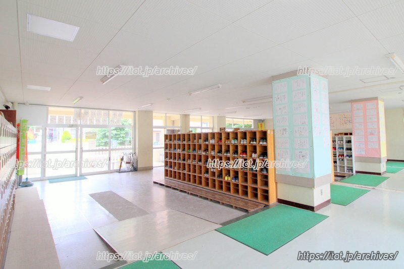 明るく広々とした昇降口