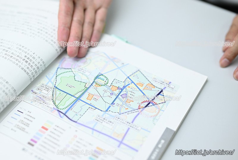 都市計画マスタープランを手元に説明する稲越さん