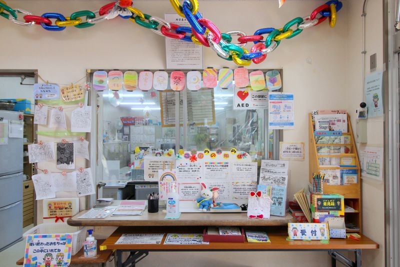 受付はイベントの案内や塗り絵の柄見本などでいっぱい