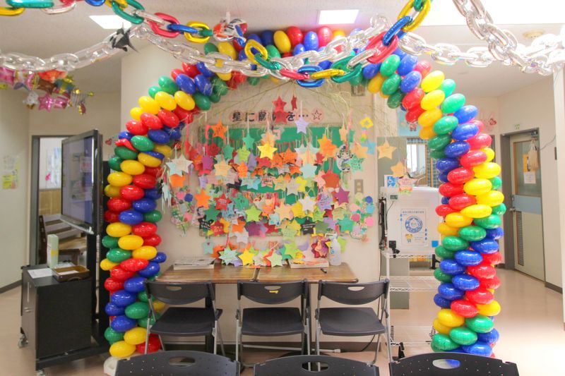 子どもたちが思い思いの言葉を記した紙が、ロビーの壁を飾る