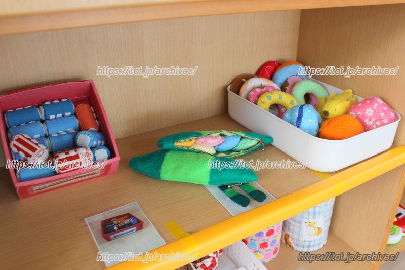 職員が手作りした多くの遊具も並ぶ