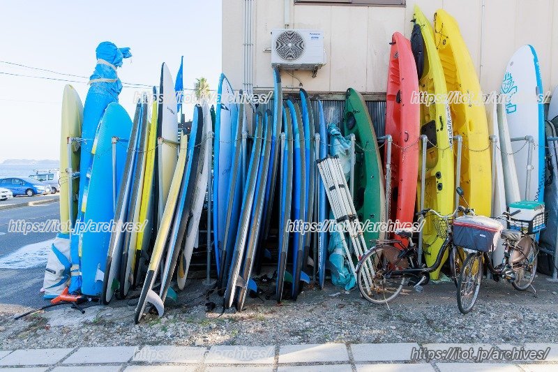 店の脇にはSUPボードやシーカヤックがずらり！