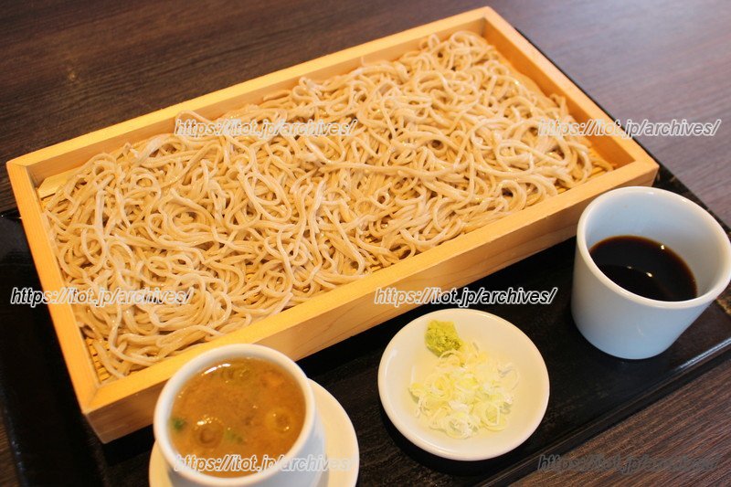 鴨汁のつけ蕎麦「板もり刻み鴨せいろ」　鰹出汁のそばつゆも付いてくる