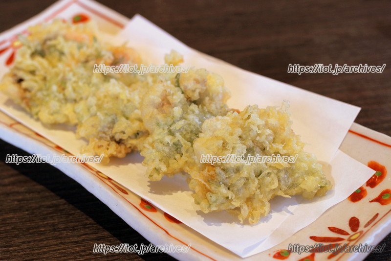 淡路産のハモを大葉、梅肉と揚げた一品料理「ハモの香り揚げ」