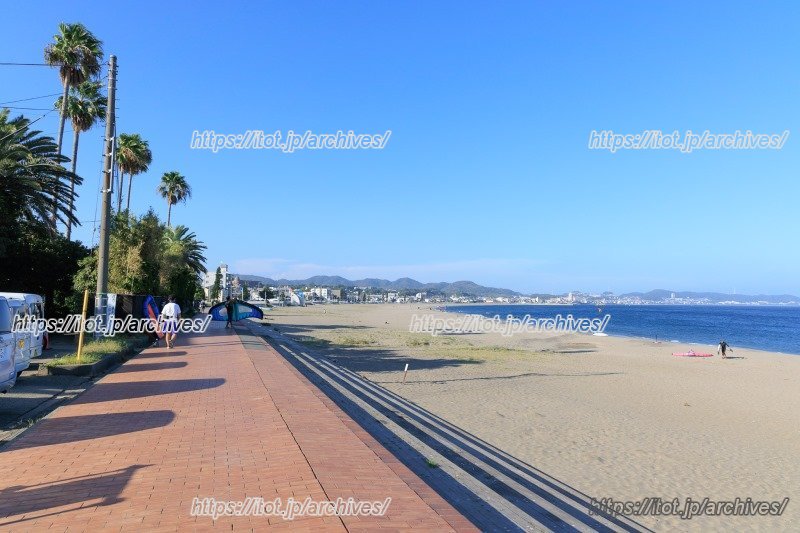 広いビーチとゆったり歩ける歩道