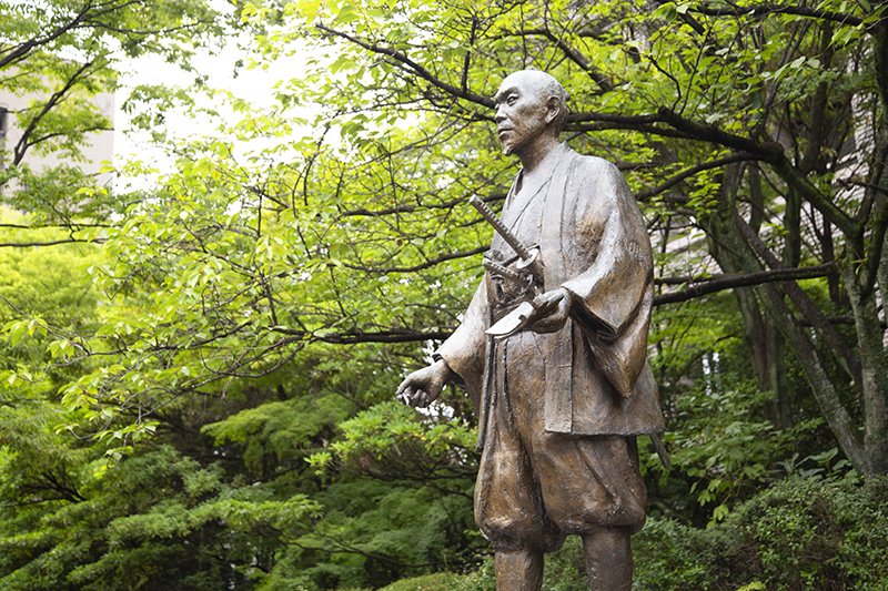 緑いっぱいの勾当台公園の銅像