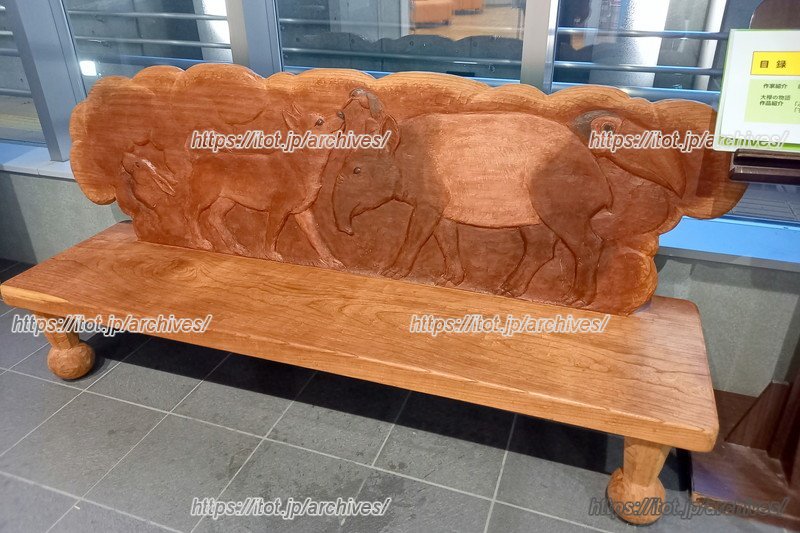 地元在住の彫刻家、前田忠一氏の作品「ふれあう仲間達」