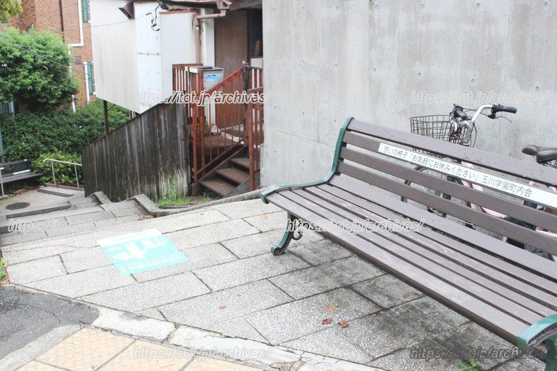 階段の上に設置されたベンチ