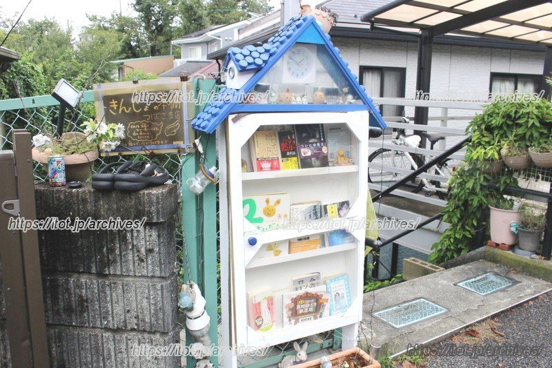 本好きなら思わず立ち止まってしまう「きんじょの本棚」