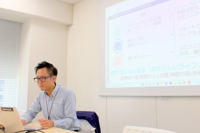 三浦半島のエリアマネジメントについて説明する佐々木忠弘さん