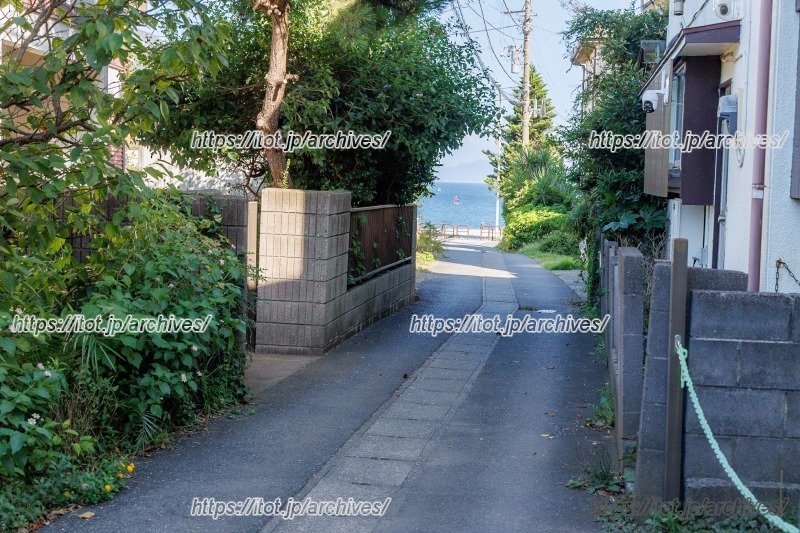 バスが通る表通りから少し外れた、路地の風景