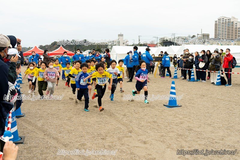 小学4年生以下が出場できる「ビーチラン」の様子(提供:三浦国際市民マラソン事務局)
