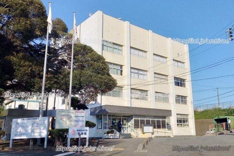 城山町にある「三浦市本庁舎」