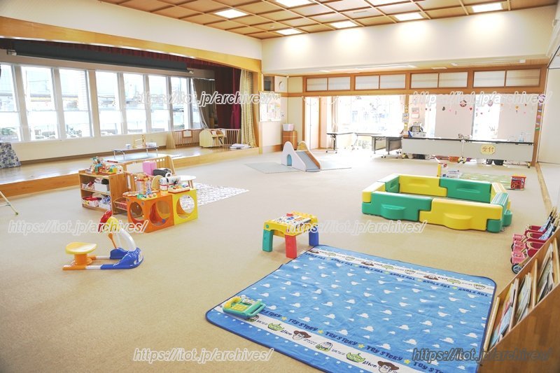 子どもたちが思い思いに遊ぶことができる広々とした室内