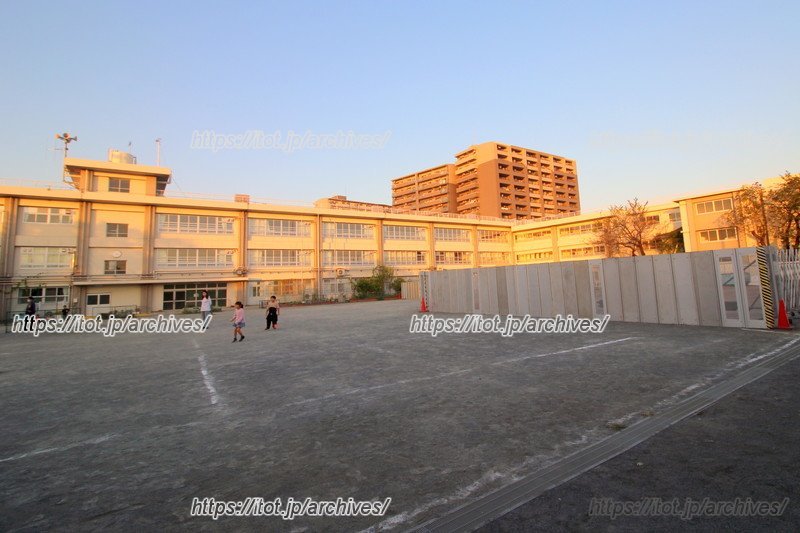 夕陽を受けるL字型の校舎