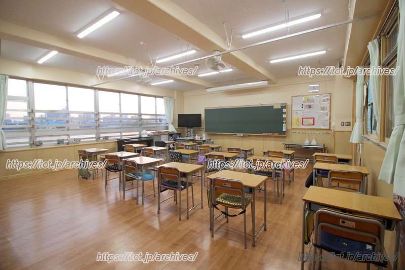 自然光をたくさん取り入れられる明るい教室