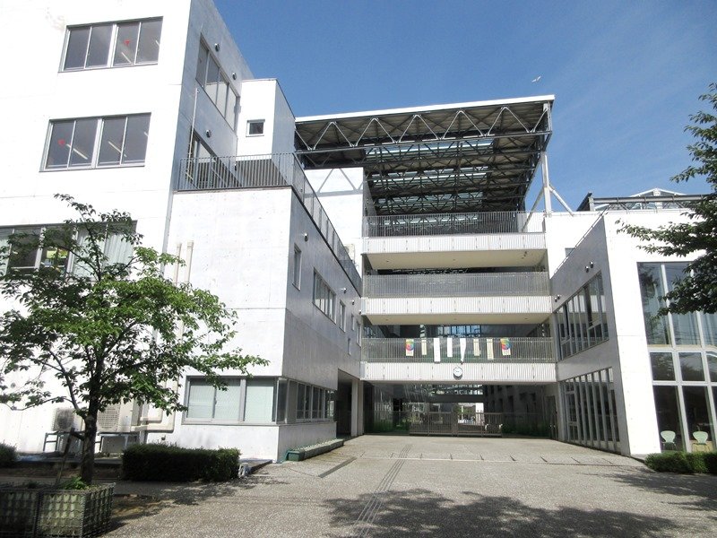 学校外観（提供：富山市立芝園小学校）