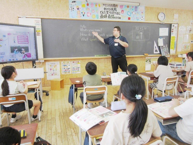 英語ネイティブ講師との授業の様子（提供：富山市立芝園小学校）
