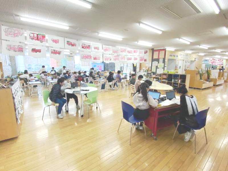 オープンスペースで行われる授業（提供：富山市立芝園小学校）