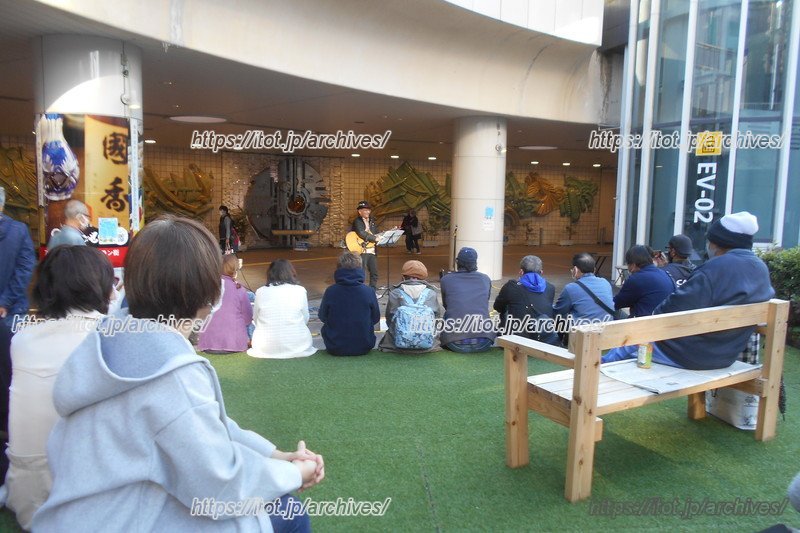 「浜松駅前広場」はミュージシャンの演奏の場としても利用されている