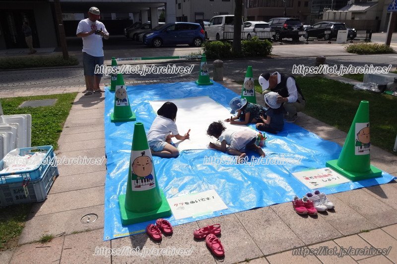 「地面でお絵かき！」は子どもたちにも人気