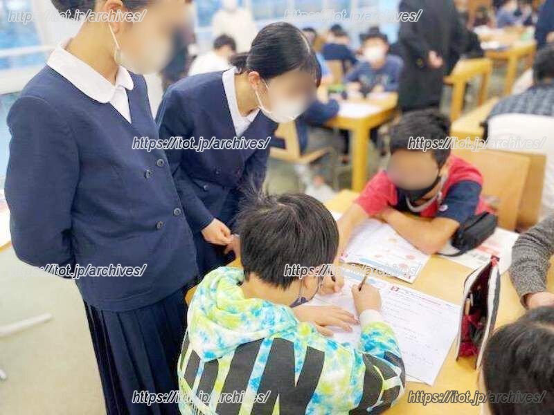 中学生との交流の様子（提供：富山市立芝園小学校）