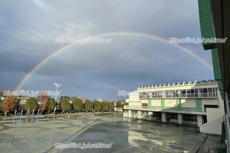 校長室から見た雨上がりの虹　（田中校長先生撮影・提供）