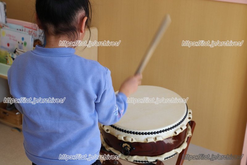 5歳のクラスでは、全員参加で和太鼓に取り組む