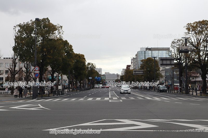 駅へと続く大手前通り