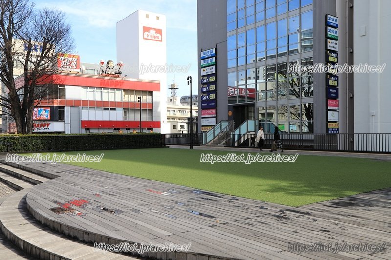 人工芝も敷かれた「サンパール広場」は、人々の憩いの場に