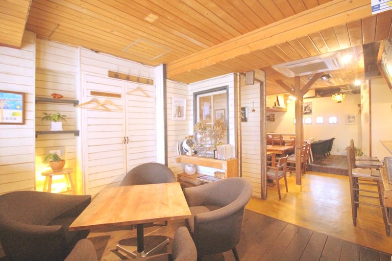 木のぬくもりを感じる店内は、まさに誰でも入りやすい雰囲気