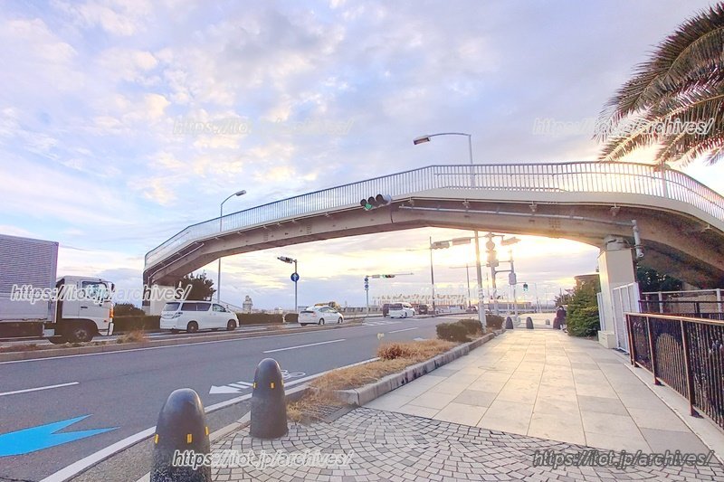 国道134号をまたぐ鵠沼海岸歩道橋。左側へ渡れば「鵠沼海浜公園」が広がる。